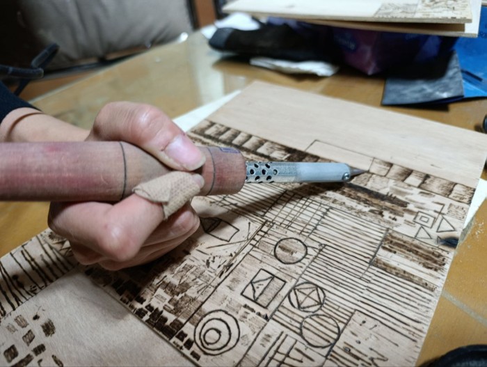 برگزاری کلاس سوخته نگاری روی چوب در دانشگاه علوم پزشکی گناباد